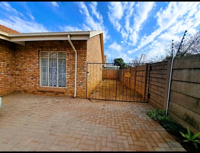 2 BEDROOM TOWNHOUSE FOR SALE IN DUNCANVILLE